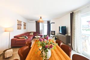 拉宾Villa David - NEW - first renting - for 9 person的客厅配有带鲜花的木桌