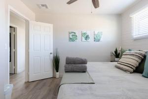 Postel nebo postele na pokoji v ubytování 2BR Condo Walking Distance To Downtown Gilbert