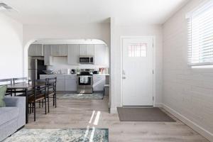 Kuchyň nebo kuchyňský kout v ubytování 2BR Condo Walking Distance To Downtown Gilbert
