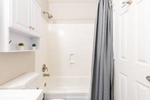 Koupelna v ubytování 2BR Condo Walking Distance To Downtown Gilbert