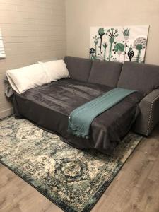 Postel nebo postele na pokoji v ubytování 2BR Condo Walking Distance To Downtown Gilbert