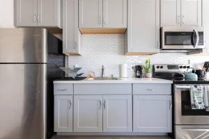 Kuchyň nebo kuchyňský kout v ubytování 2BR Condo Walking Distance To Downtown Gilbert