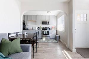 Kuchyň nebo kuchyňský kout v ubytování 2BR Condo Walking Distance To Downtown Gilbert