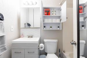 Koupelna v ubytování 2BR Condo Walking Distance To Downtown Gilbert