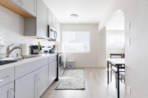 Kuchyň nebo kuchyňský kout v ubytování 2BR Condo Walking Distance To Downtown Gilbert