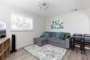 Posezení v ubytování 2BR Condo Walking Distance To Downtown Gilbert
