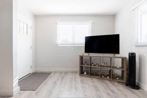 TV a/nebo společenská místnost v ubytování 2BR Condo Walking Distance To Downtown Gilbert