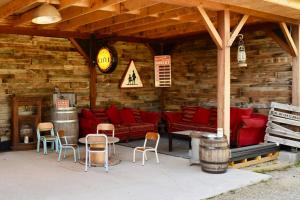 a cabin with red couches and a table and chairs at Villa de charme entre deux baies in Rue