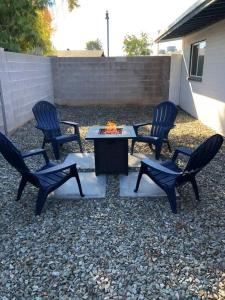 Posezení v ubytování 2BR Condo Walking Distance To Downtown Gilbert