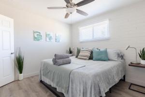 Postel nebo postele na pokoji v ubytování 2BR Condo Walking Distance To Downtown Gilbert