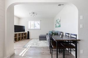 TV a/nebo společenská místnost v ubytování 2BR Condo Walking Distance To Downtown Gilbert