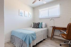 Postel nebo postele na pokoji v ubytování 2BR Condo Walking Distance To Downtown Gilbert