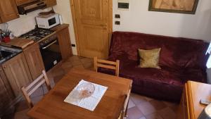 a living room with a table and a couch at Peace House in Costalta