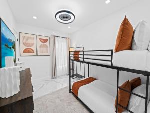 Voodi või voodid majutusasutuse Aqua Haven- Stylish Getaway with Pool and Jacuzzi toas