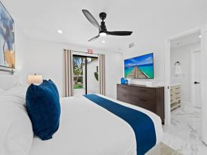 Voodi või voodid majutusasutuse Aqua Haven- Stylish Getaway with Pool and Jacuzzi toas