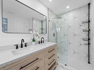 Vannituba majutusasutuses Aqua Haven- Stylish Getaway with Pool and Jacuzzi