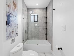 Vannituba majutusasutuses Aqua Haven- Stylish Getaway with Pool and Jacuzzi