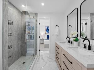 Vannituba majutusasutuses Aqua Haven- Stylish Getaway with Pool and Jacuzzi