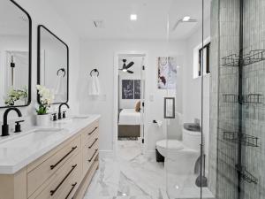 Vannituba majutusasutuses Aqua Haven- Stylish Getaway with Pool and Jacuzzi