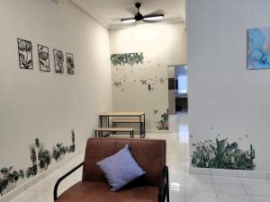 una sala de estar con un sofá y una mesa en ForgetMeNot Pangkor Homestay 70 小蓝花の民宿, en Pangkor