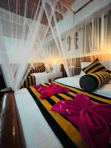 Postel nebo postele na pokoji v ubytování Rainbow Sky Cottage + 37 fotografií