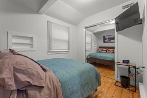 un dormitorio con una cama y un espejo en The Bear Lake Lodge Getaway 15-20 mins to casino, en Glasgo