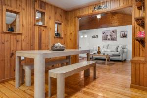 a living room with a table and a couch at 15 to Foxwoods, 20 Mohegan Lake & Casino Escape in Glasgo