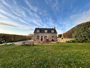 a house in a field with a grassy field at La maison du Distillateur in Plurien