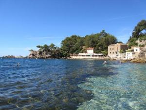 een grote hoeveelheid water waar mensen in zwemmen bij Joli Studio près de la mer in Toulon
