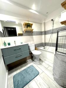 een badkamer met toilet, wastafel en bad bij Joli Studio près de la mer in Toulon