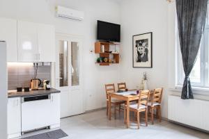 Kuchyňa alebo kuchynka v ubytovaní Dora apartment near Buda Castle with PARKING!