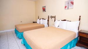 Ein Bett oder Betten in einem Zimmer der Unterkunft GolfView Hotel