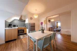a kitchen and dining room with a table and chairs at Duplex la parenthèse enchantée in Saint-Omer