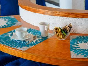 Zestaw do parzenia kawy i herbaty w obiekcie La Lampara Sea View Terrace Apartment