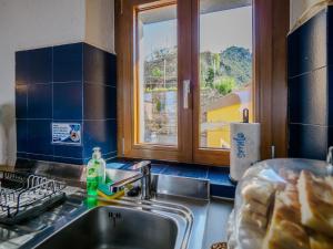 Kuchnia lub aneks kuchenny w obiekcie La Lampara Sea View Terrace Apartment