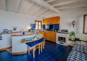 Kuchnia lub aneks kuchenny w obiekcie La Lampara Sea View Terrace Apartment