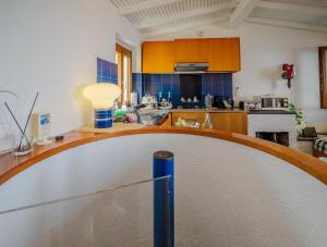 Kuchnia lub aneks kuchenny w obiekcie La Lampara Sea View Terrace Apartment
