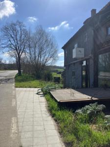 ein Boot, das an der Seite eines Gebäudes steht in der Unterkunft La seiche in Kluisbergen + 6 Fotos
