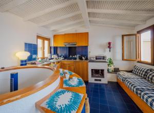 kuchnia i salon z wanną i kanapą w obiekcie La Lampara Sea View Terrace Apartment w mieście Manarola