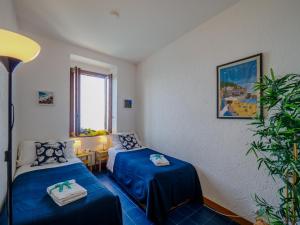 Łóżko lub łóżka w pokoju w obiekcie La Lampara Sea View Terrace Apartment