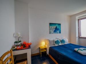 Łóżko lub łóżka w pokoju w obiekcie La Lampara Sea View Terrace Apartment
