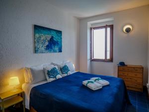 Łóżko lub łóżka w pokoju w obiekcie La Lampara Sea View Terrace Apartment