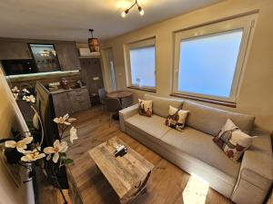 a living room with a couch and a table at Mi Casa Vino in Mosonmagyaróvár