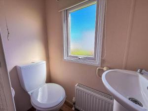 Koupelna v ubytování Homely Caravan At Kessingland Beach Holiday Park, Suffolk Ref 90040Bc + 9 fotografií