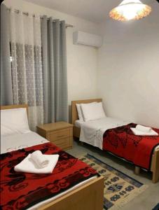 Postel nebo postele na pokoji v ubytování Guest House Arbër