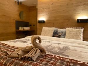 Una toalla sobre una cama en La Roanneuse - Cosy Chalet, en Francorchamps