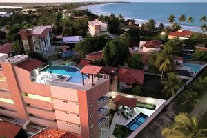 einen Blick über ein Gebäude mit Strand im Hintergrund in der Unterkunft Apartamento com 2 quartos a 50 metros da praia in Porto De Galinhas