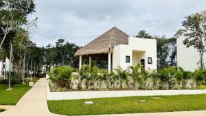 普拉亚卡门Departamento Itzae的白色的建筑,有草屋顶