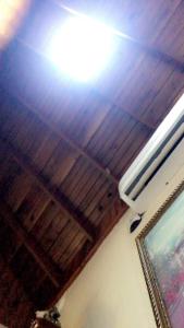 een plafond met een licht en een ventilator in een kamer bij RJs Ranch in Ocho Rios