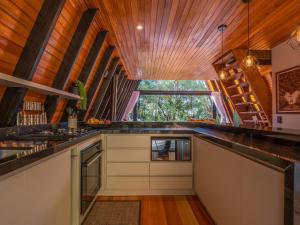 eine Küche mit einer großen Arbeitsplatte in einem Haus in der Unterkunft Cabana Memórias in Gramado